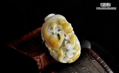 以翡翠精心雕琢的&ldquo;只進不出&rdquo;瑞獸貔貅